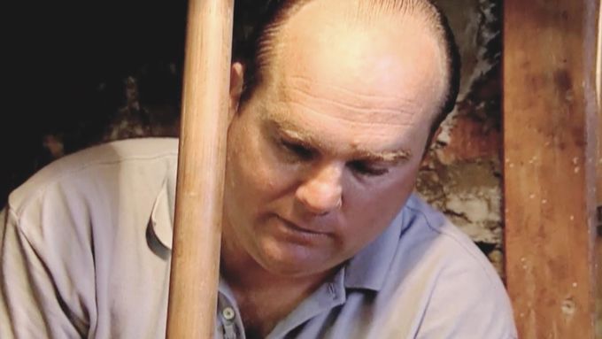 S1 E5, Richard Trethewey connects corroded steel and copper pipes