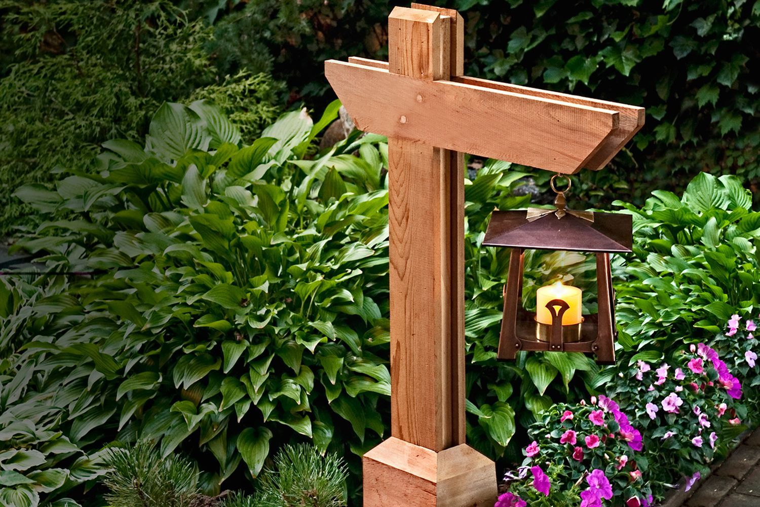 garden pathway lamppost