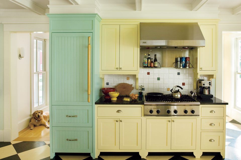 NOH_Concord_6_06_kitchen_vignette_w_1_dog
