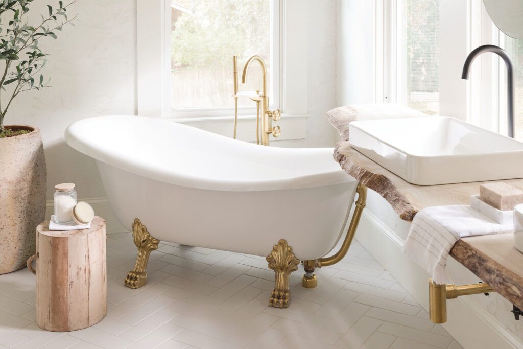 Freestanding clawfoot bathtub