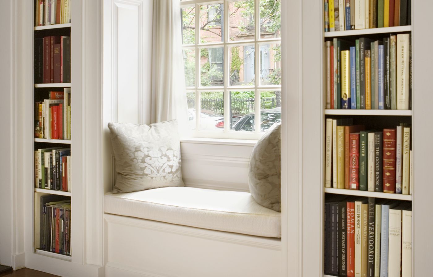 A window seat between two bookshelves