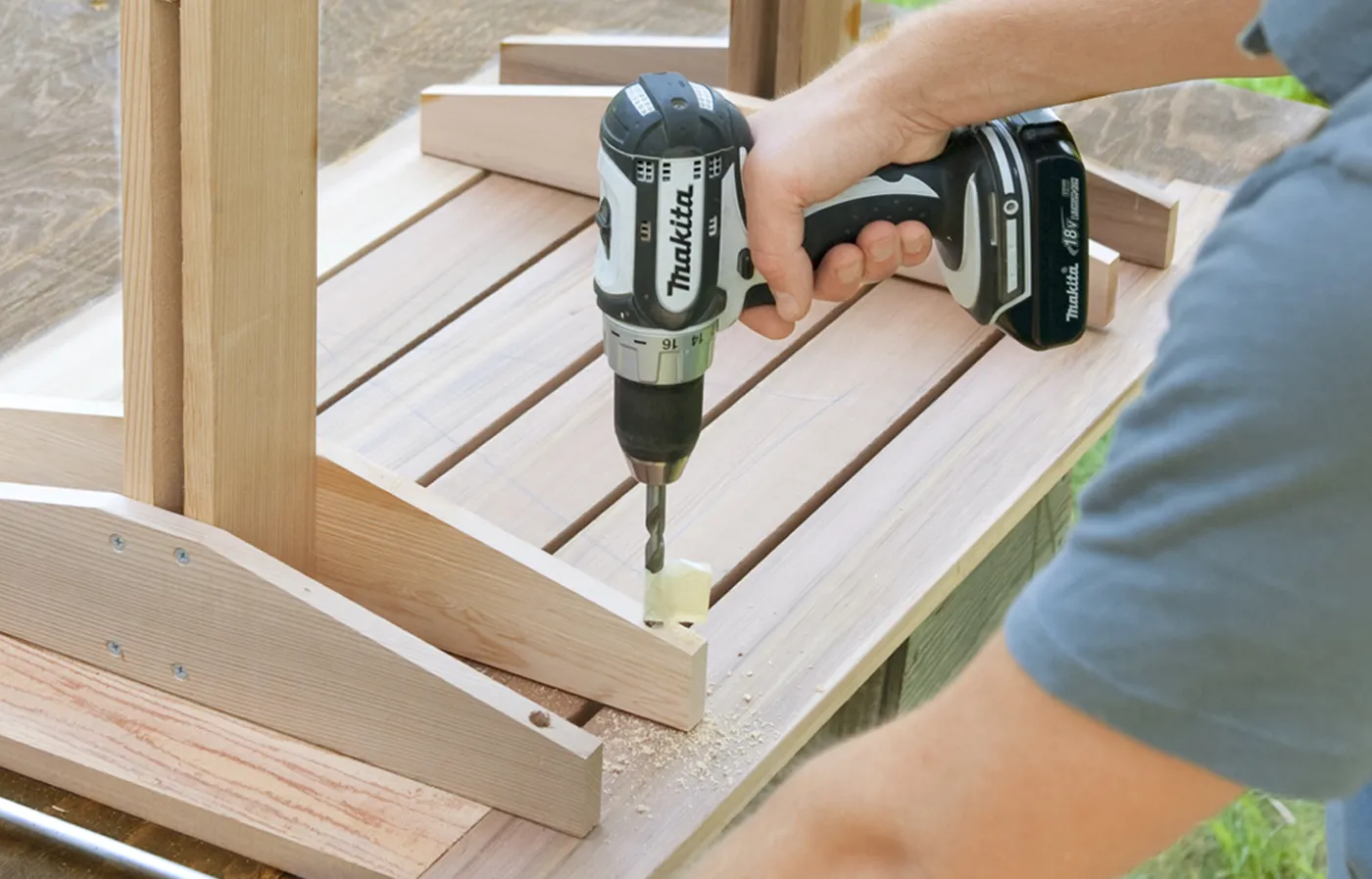 Attaching the legs to the tabletop.
