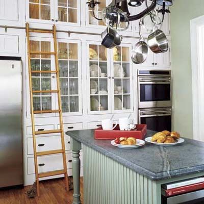 Kitchen Renovation: An Improvised Cutting Board Holder