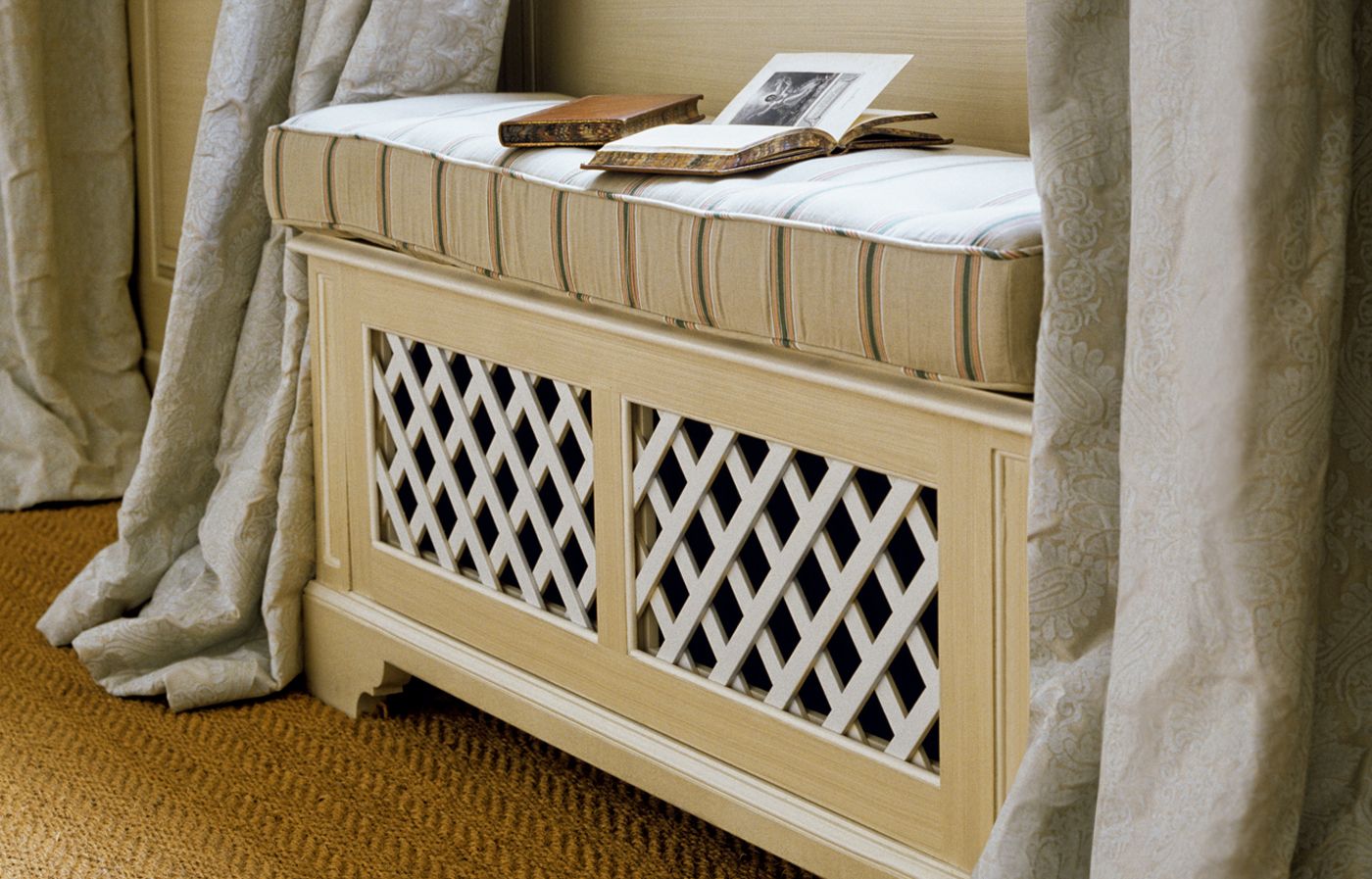 Window seat that accommodates a radiator