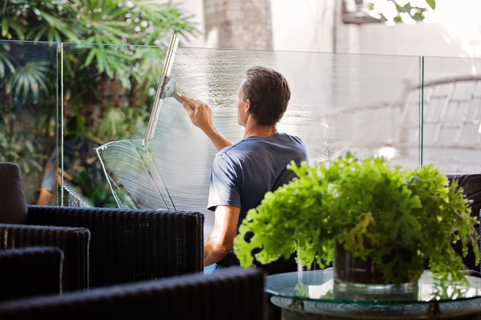 adult_cleaning_flora_713297