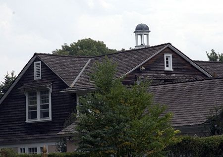 A building with a domed cupola on top of it.