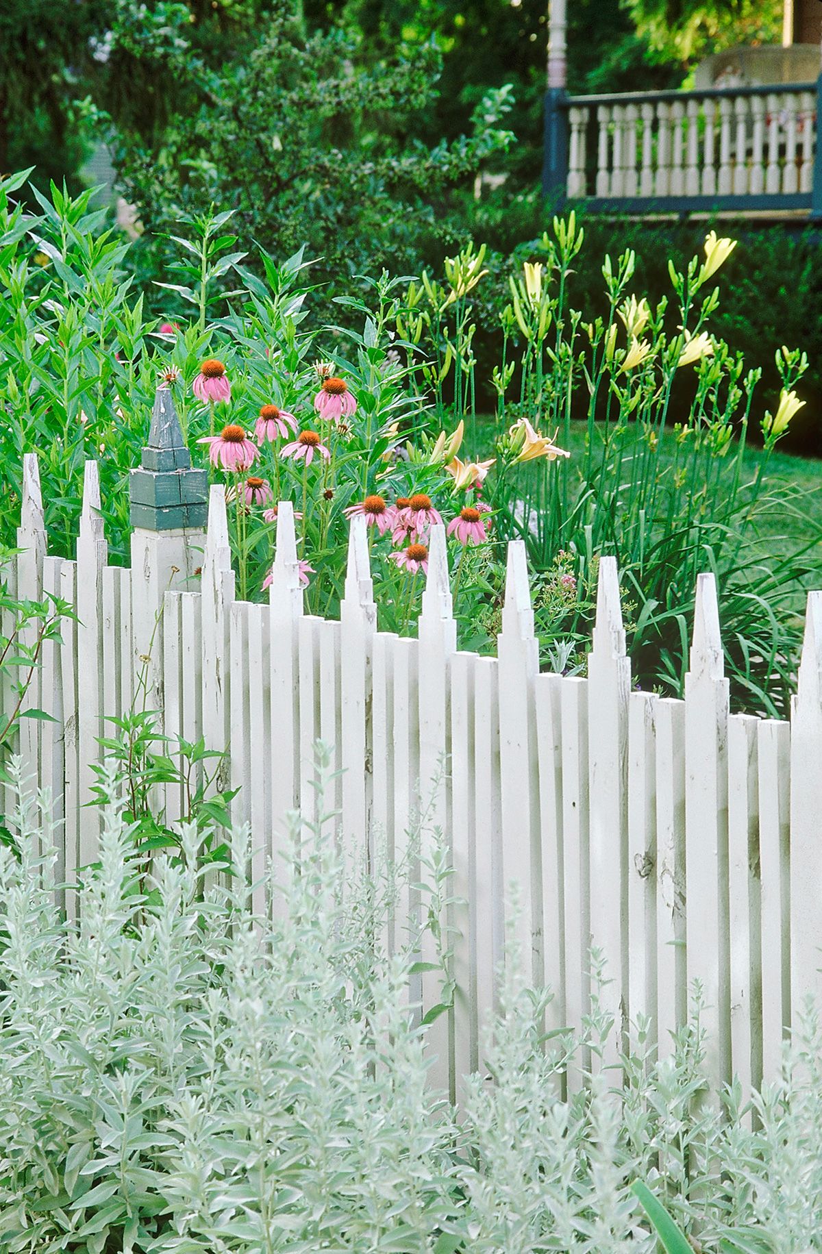 a staggered picket fence where every third post is larger and pointed.