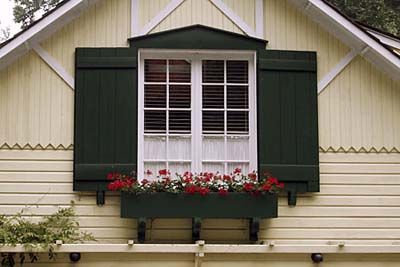 A home with a seasonal color scheme for its exterior.