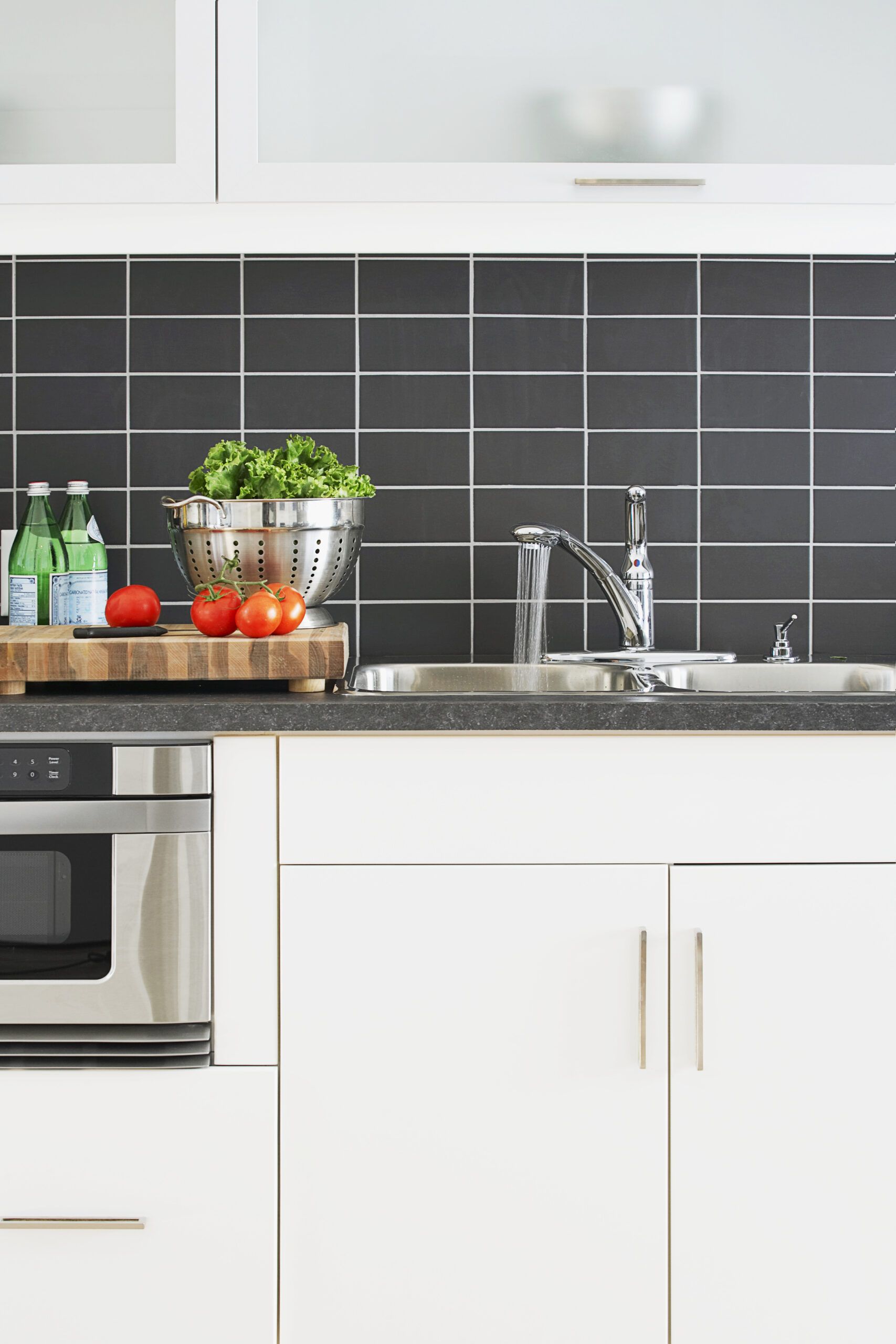 https://s42814.pcdn.co/wp-content/uploads/2019/12/gallery_kitchen_tile_black-scaled.jpg.optimal.jpg