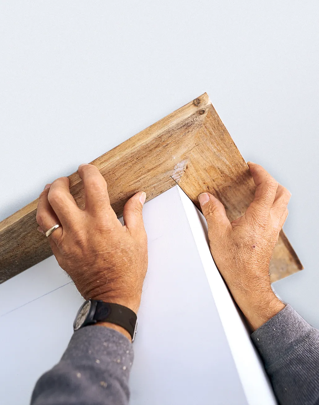 Placing the corner of crown molding