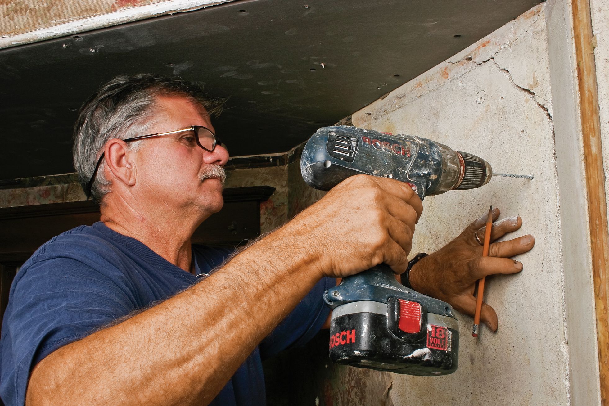 How to Repair Cracks in Plaster Walls