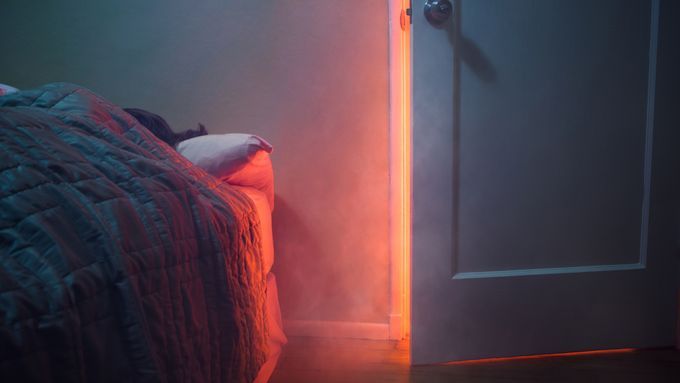 hs_gettyimages_smoke_under_door