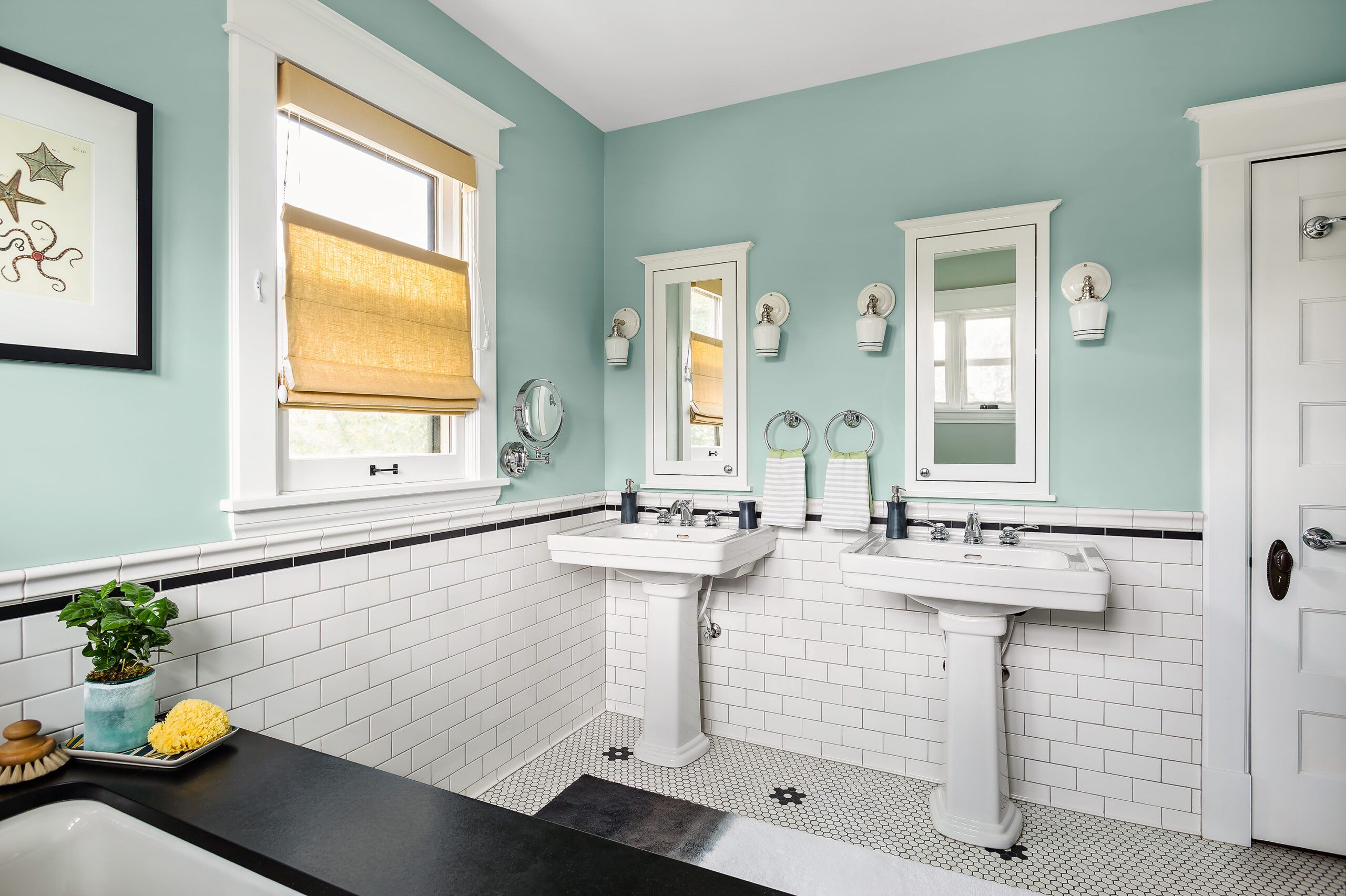 Bathroom with Vintage Pedestal Sink - Cottage - Bathroom