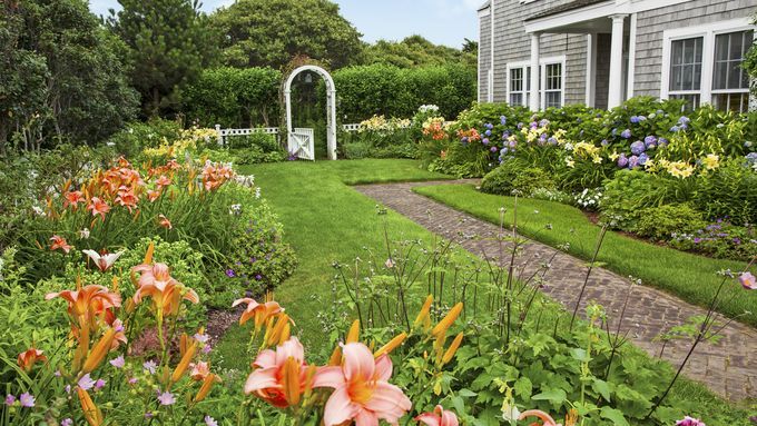 perennial_garden_brick_path