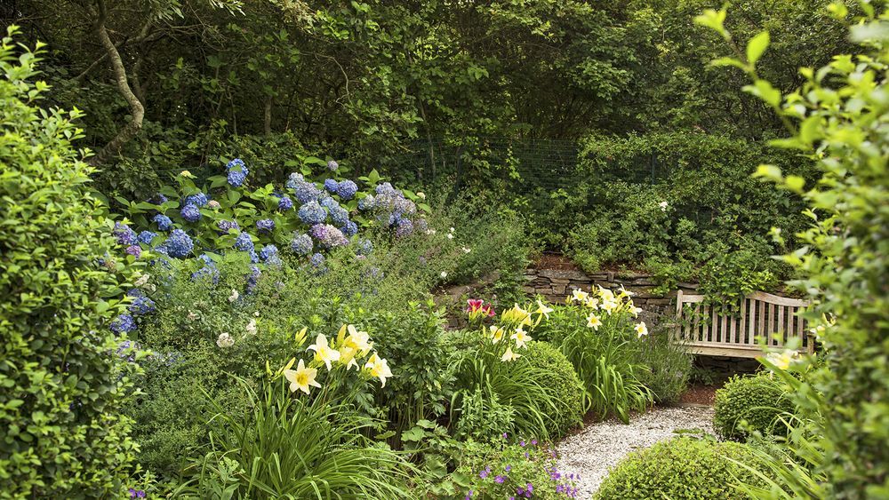 perennial_garden_path_bench