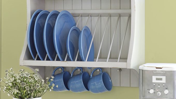 Plate rack in the kitchen