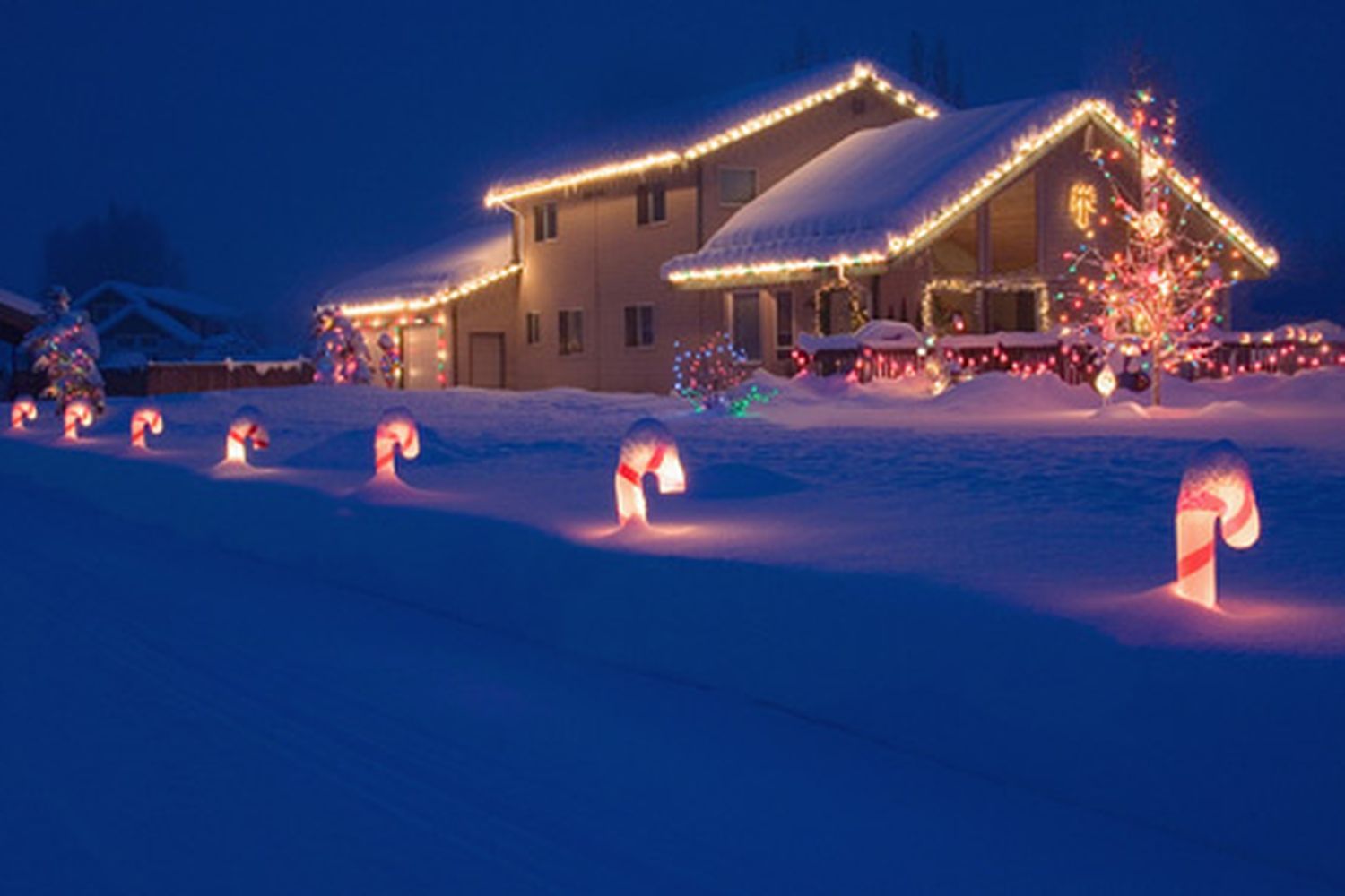 A winter home with a variety of outdoor decorations.