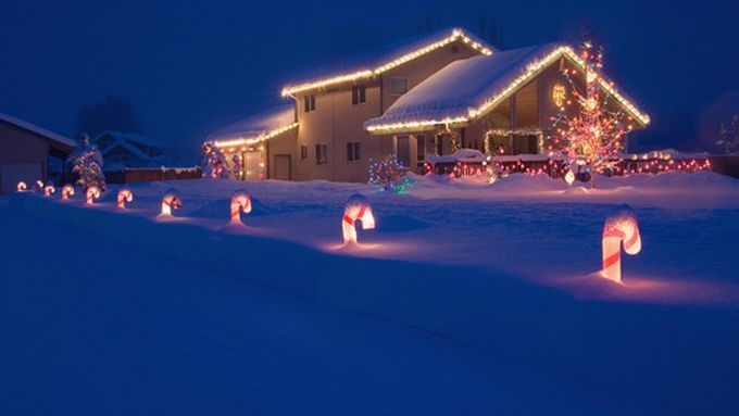 A winter home with a variety of outdoor decorations.