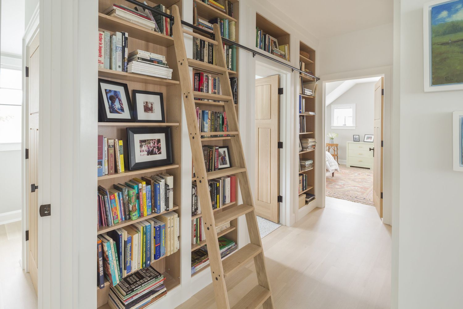 toh_jamestown_hallwaybuilitins