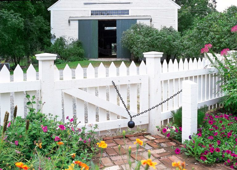 Everything You Need to Know about Picket Fences and Their Types - This ...