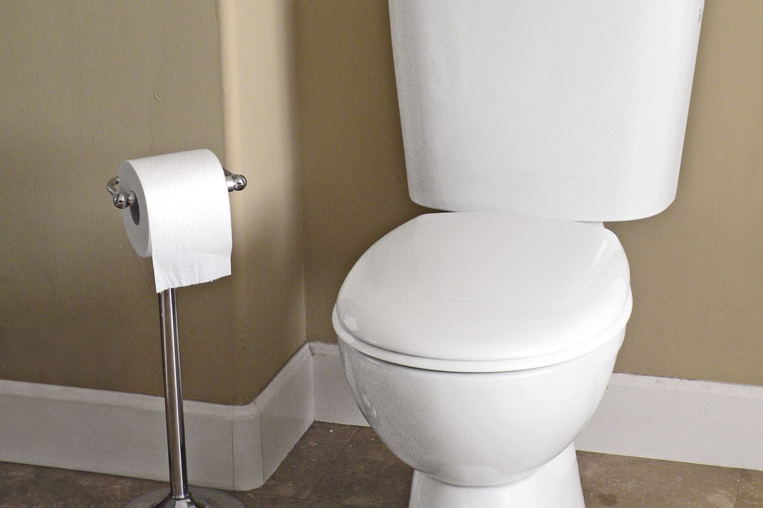 A new toiler that has recently replaced a malfunctioning toilet.