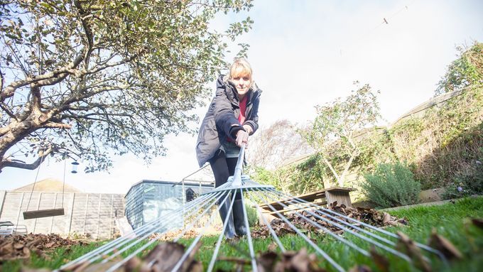 woman_raking_leaves