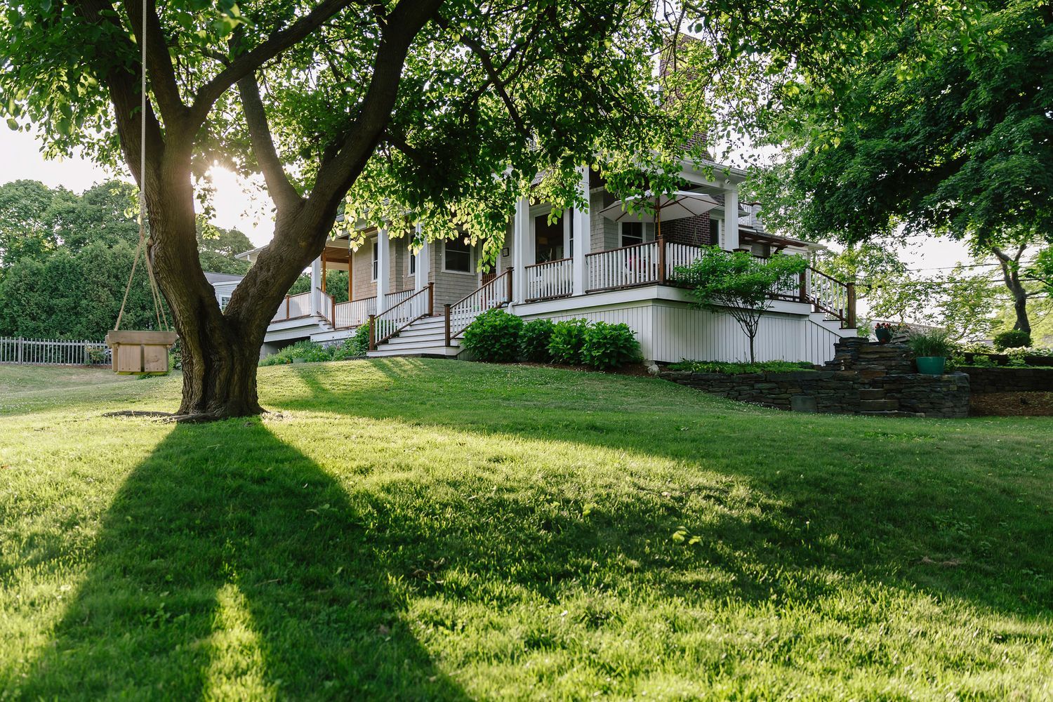 Yard_Stocksy_txpbf7b154acla200_Large_1305986.0