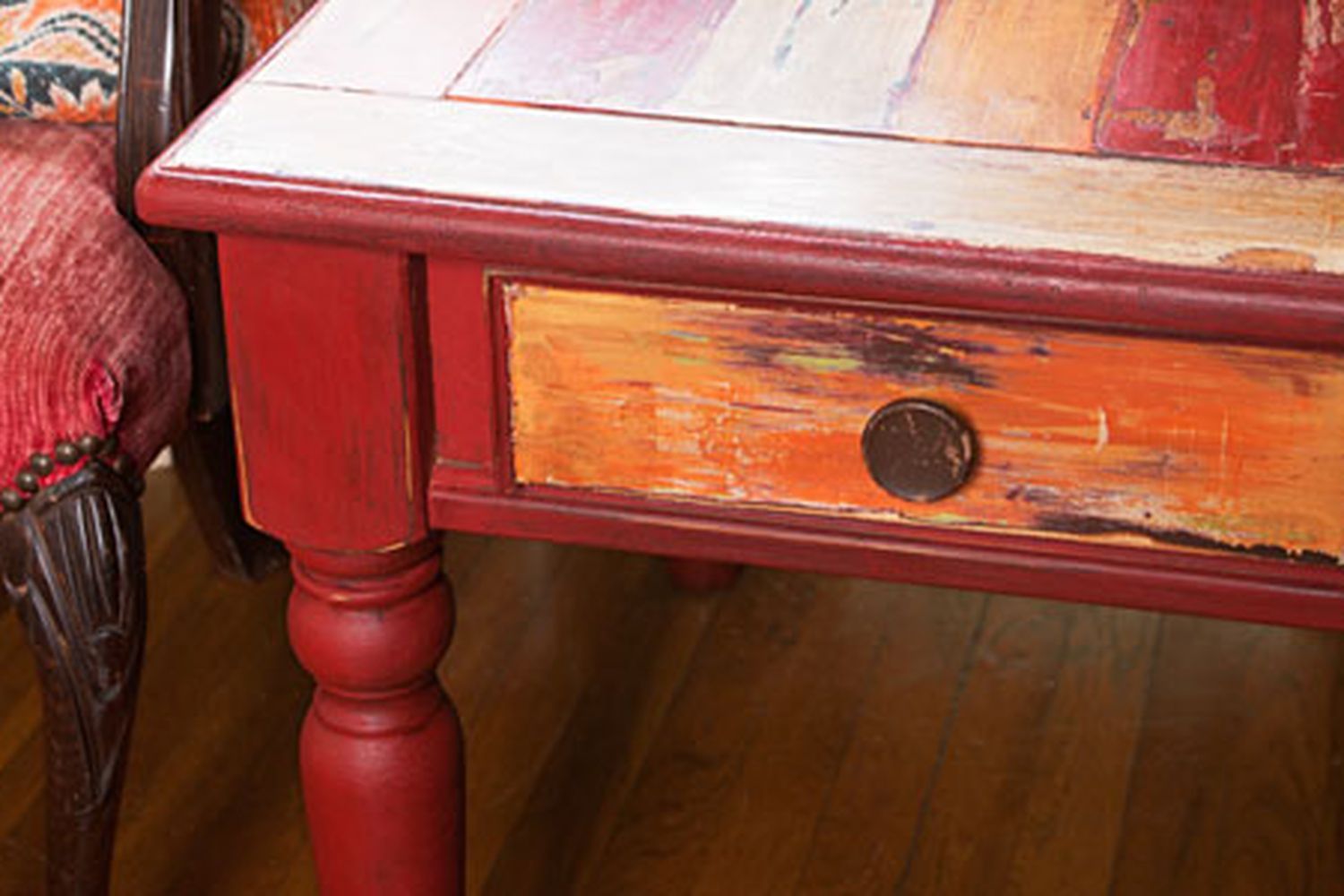 A table with the boat-wood patina effect.