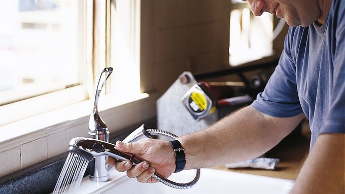 Richard Trethewey fixes a common kitchen plumbing problem in the sink.