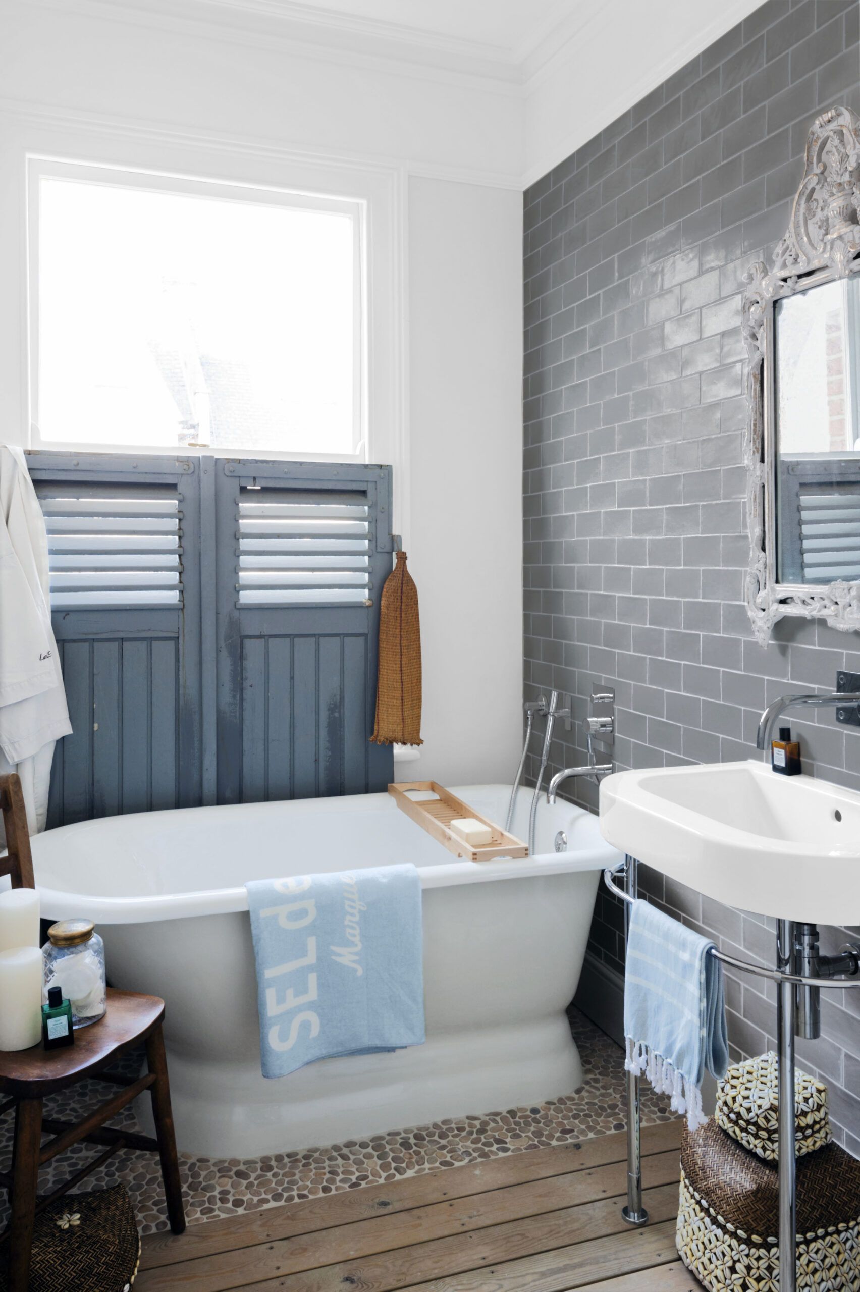 Simple Decor Series: How to Decorate a Small Bathroom on a Budget