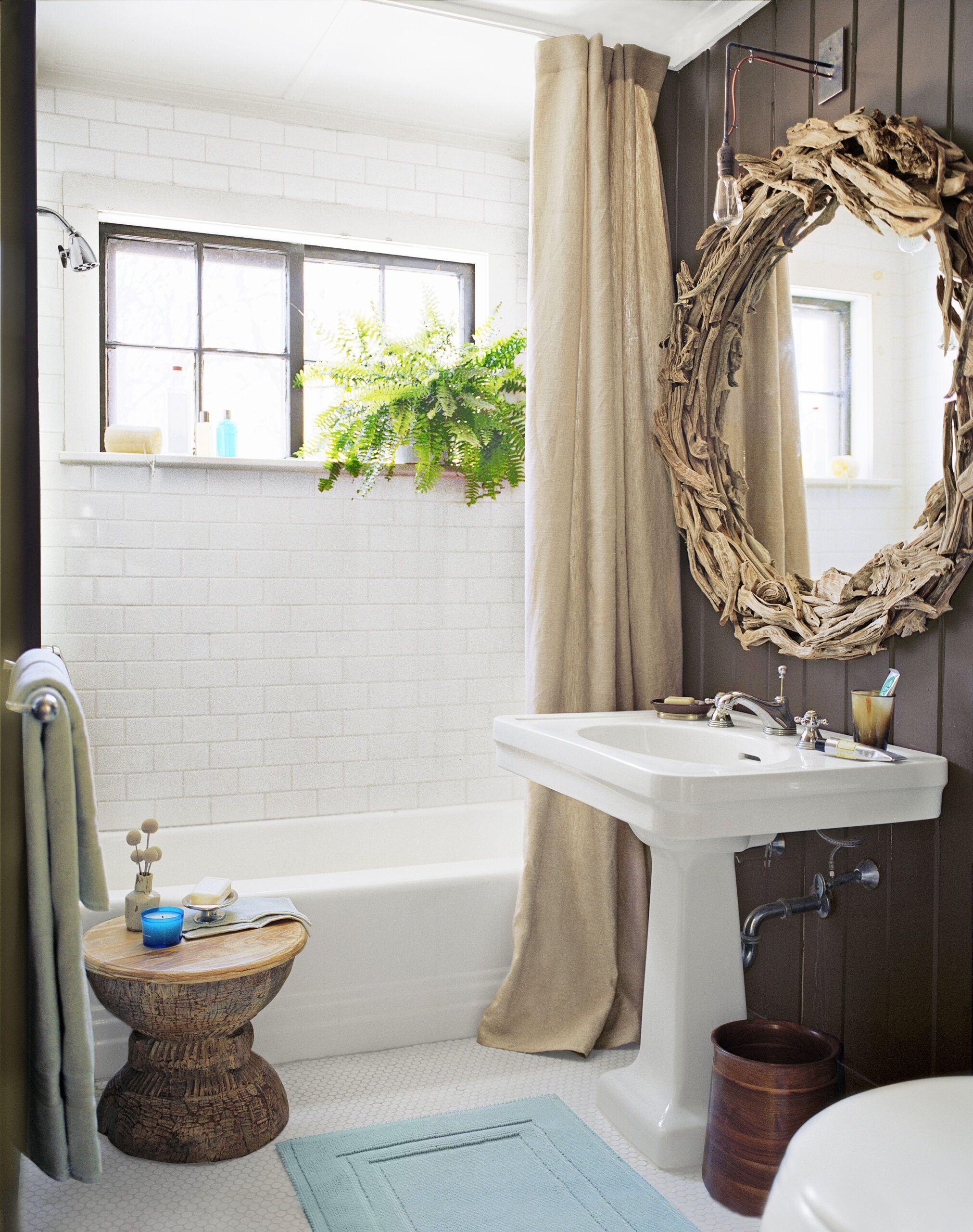 Ideas for Decorating a Bathroom on a Budget