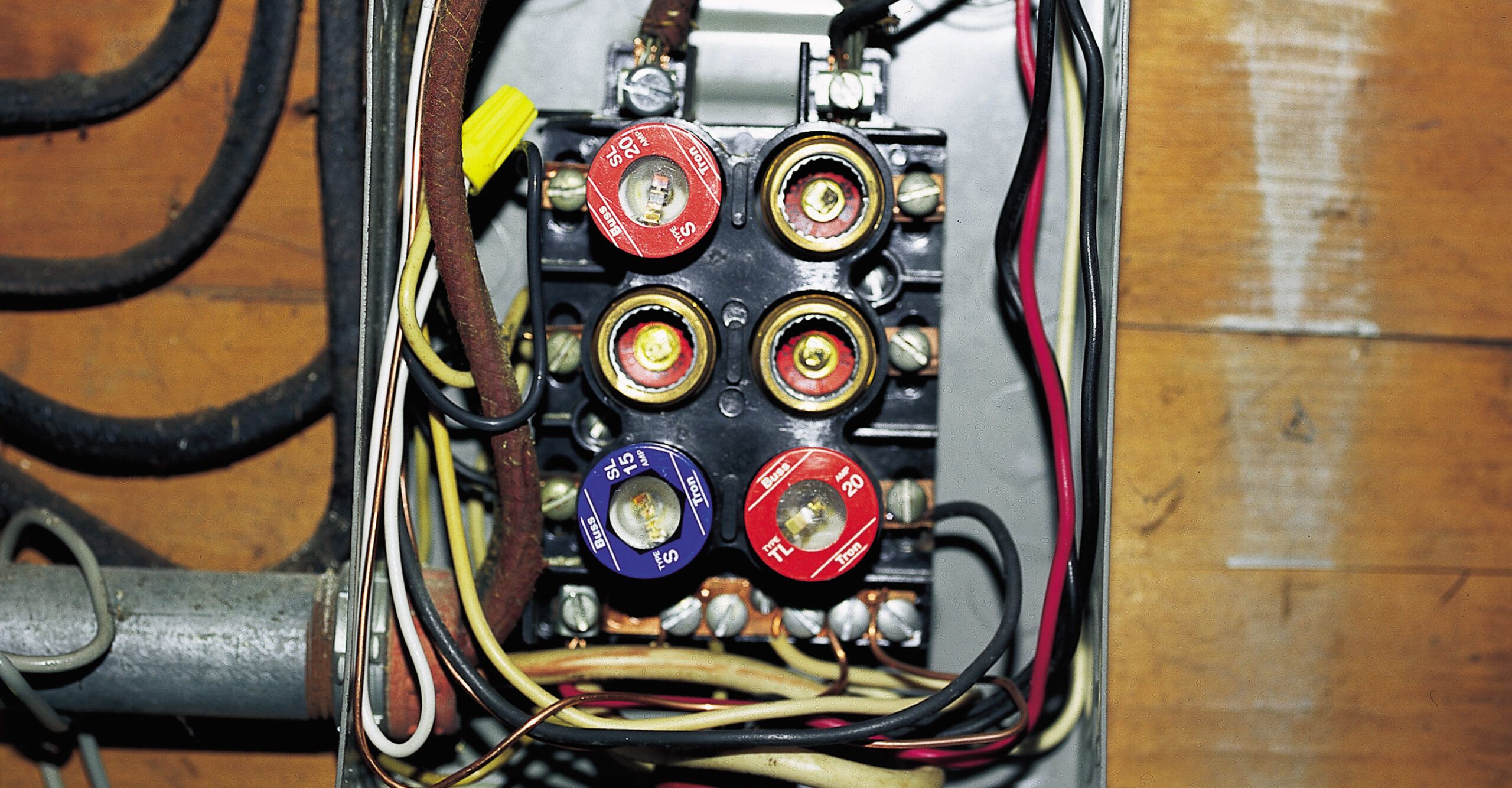 Alternating Current in Electronics: Hot, Neutral, and Ground Wires - dummies