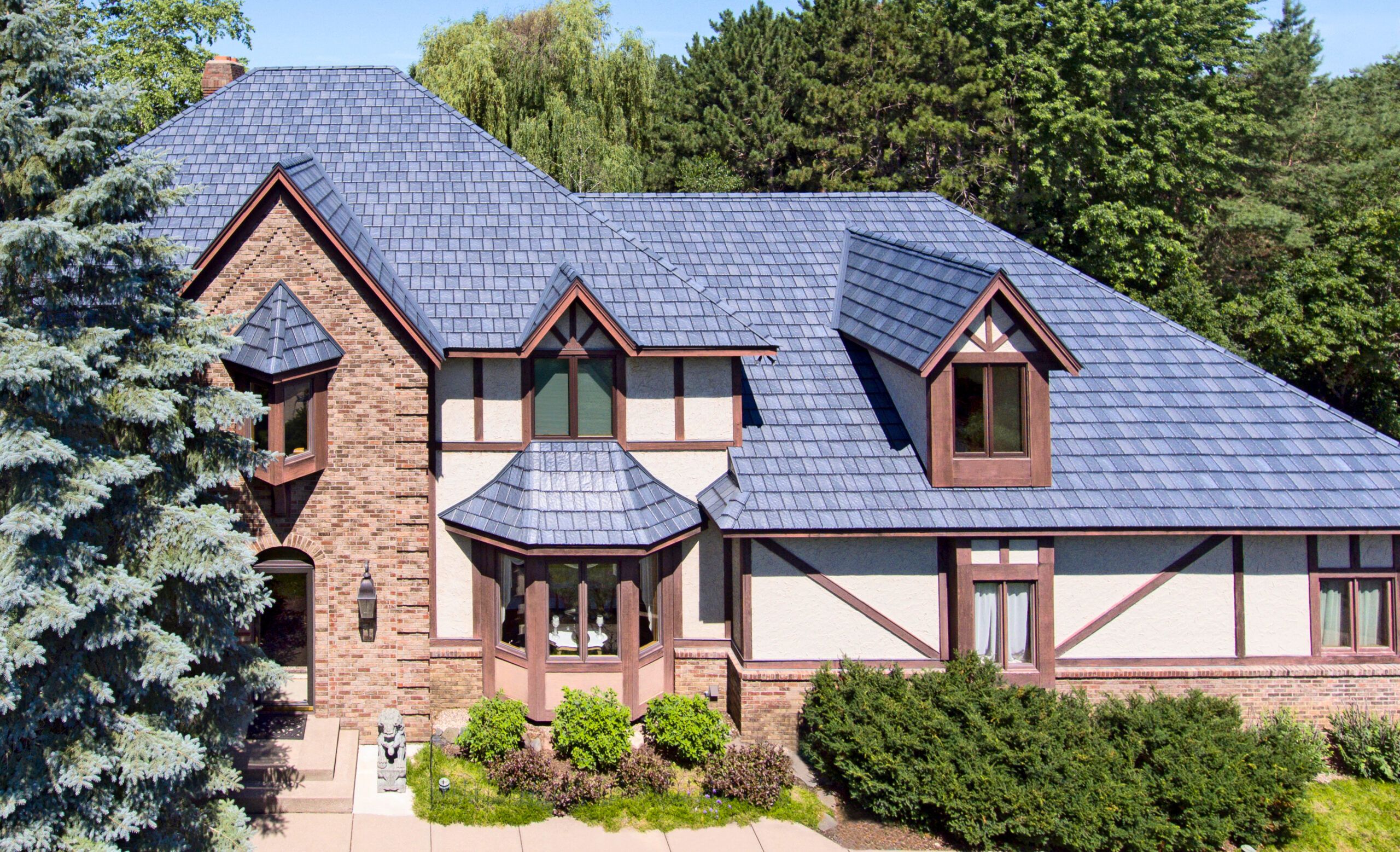 Why choose a metal roof with vertical aluminum joints for your home?