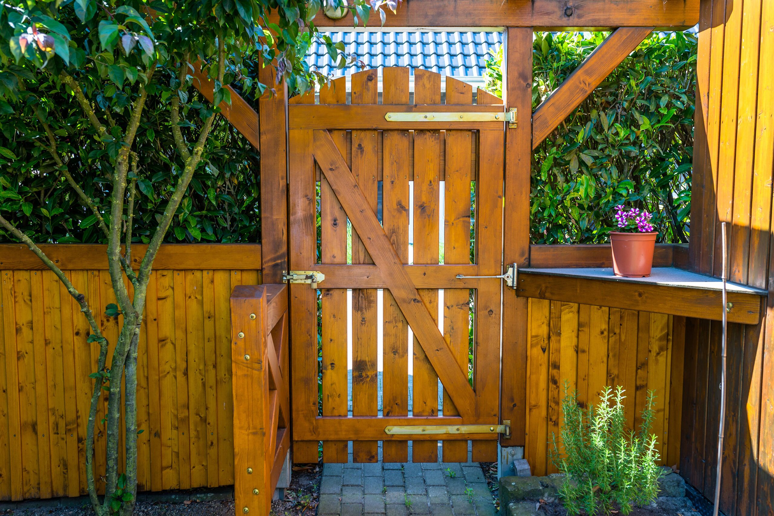 What is the Best Paint for a Wood Fence