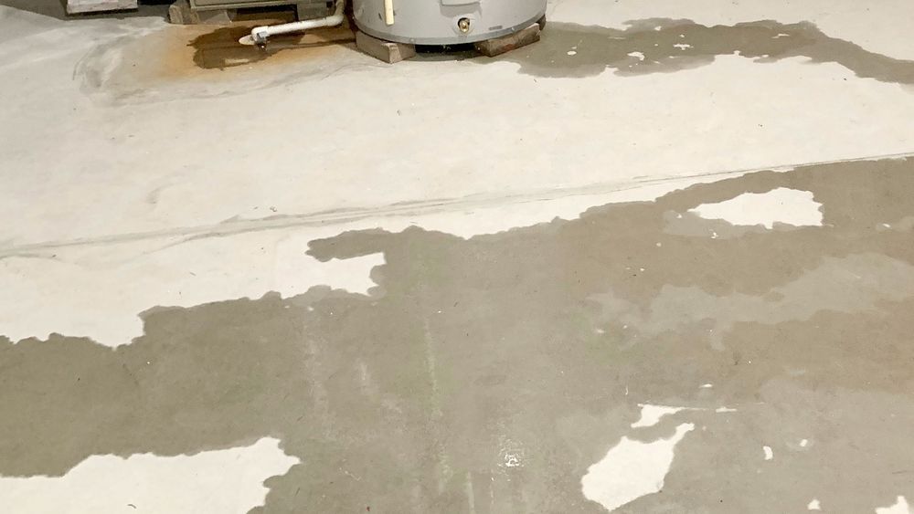 Image of a basement beginning to flood with water. Water can damage your belongings, so you will need to pump out the water from your basement.