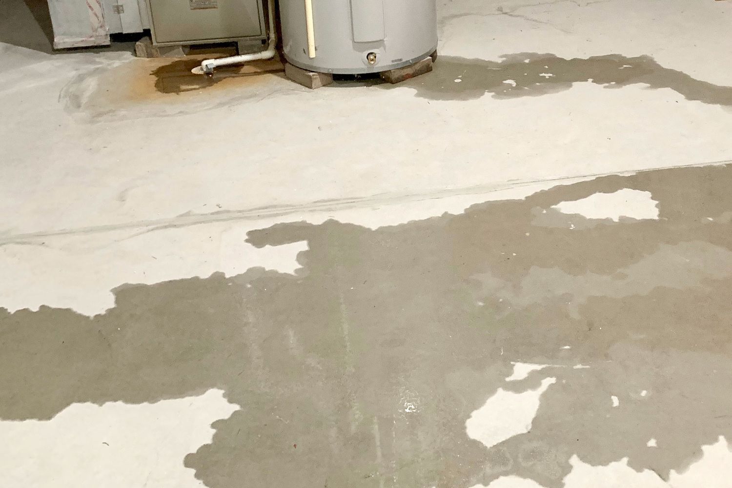Image of a basement beginning to flood with water. Water can damage your belongings, so you will need to pump out the water from your basement.