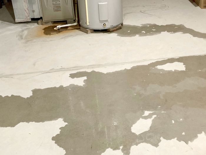 Image of a basement beginning to flood with water. Water can damage your belongings, so you will need to pump out the water from your basement.