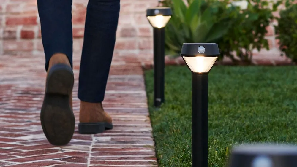 Smart_Home_2019_lifestyle_insitu_smartlighting_pathlightsolar_manonbrickpathway_tout