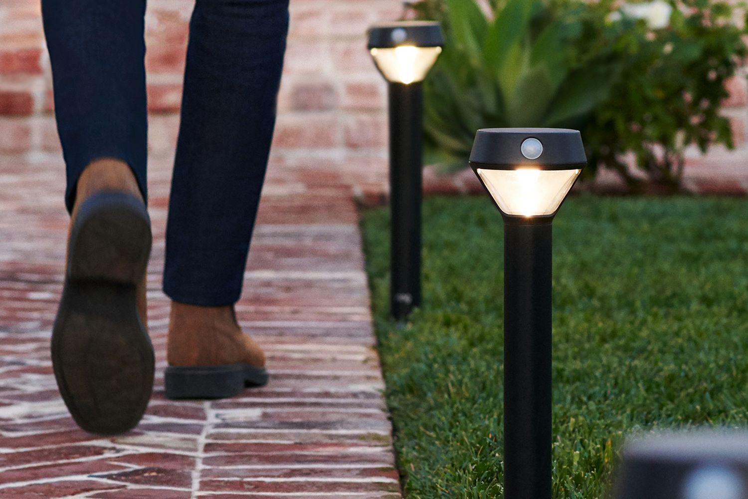 Smart_Home_2019_lifestyle_insitu_smartlighting_pathlightsolar_manonbrickpathway_tout