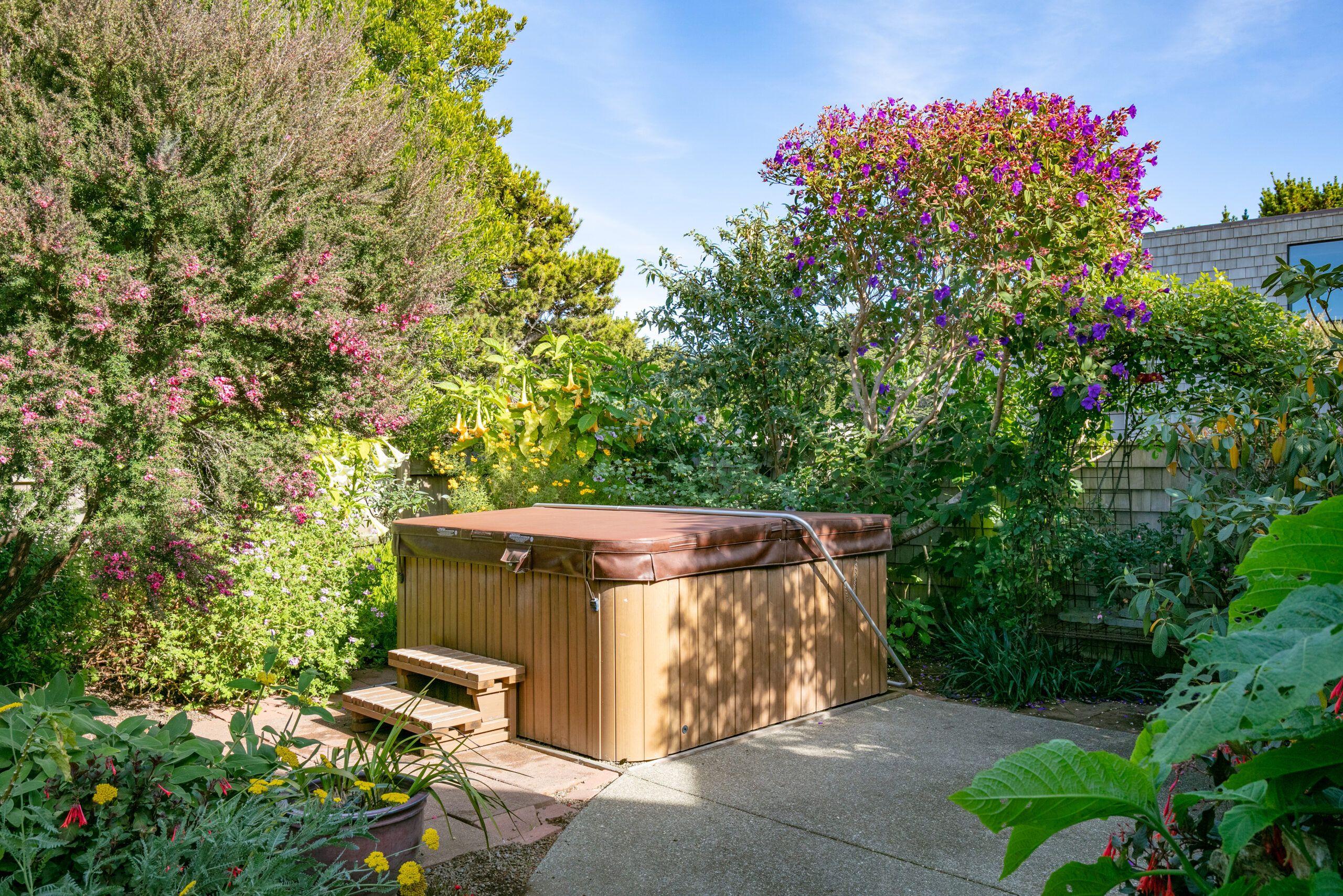 hot tub towel rack - Google Search  Hot tub backyard, Hot tub landscaping, Hot  tub patio