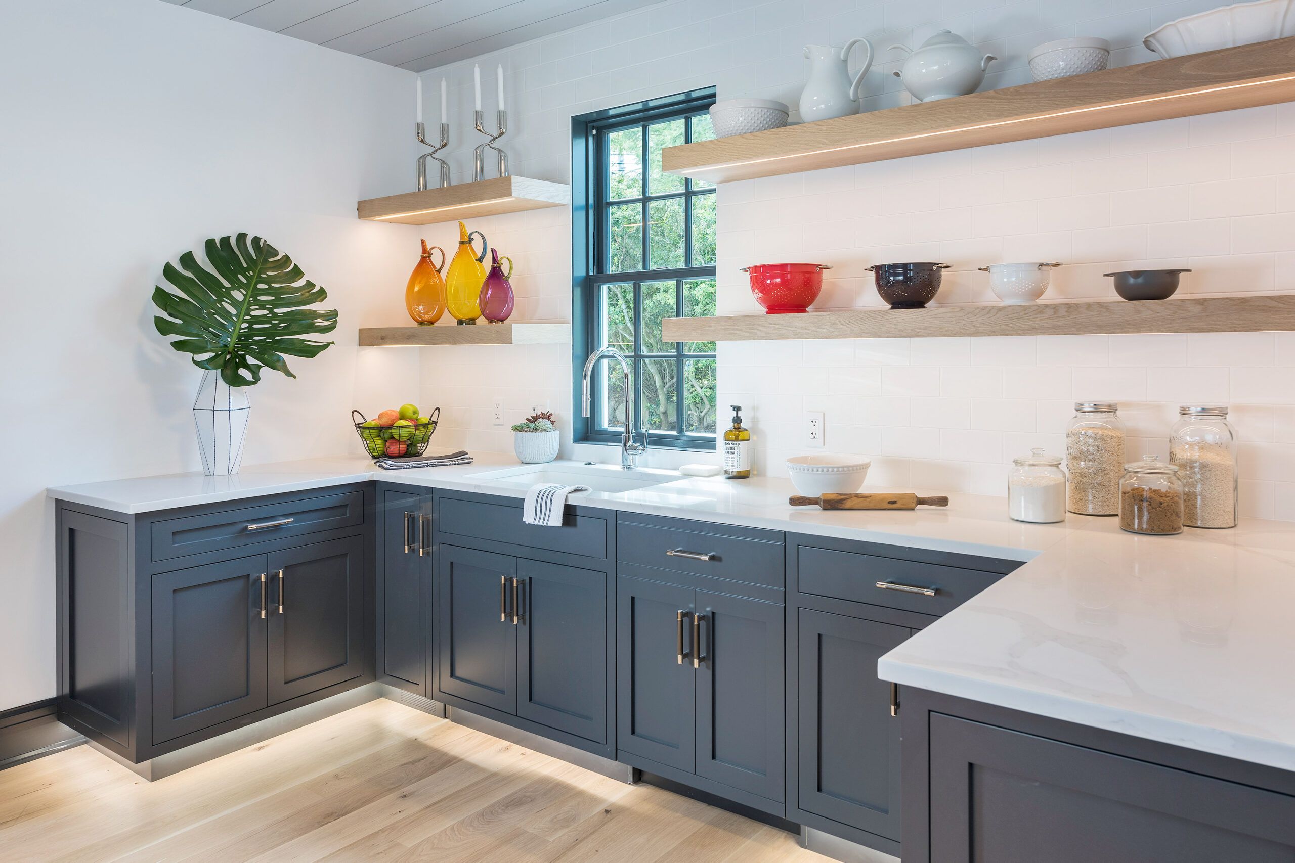 Kitchen Case Study 2 - Navy Kitchen Shaker - Quartz Worktop