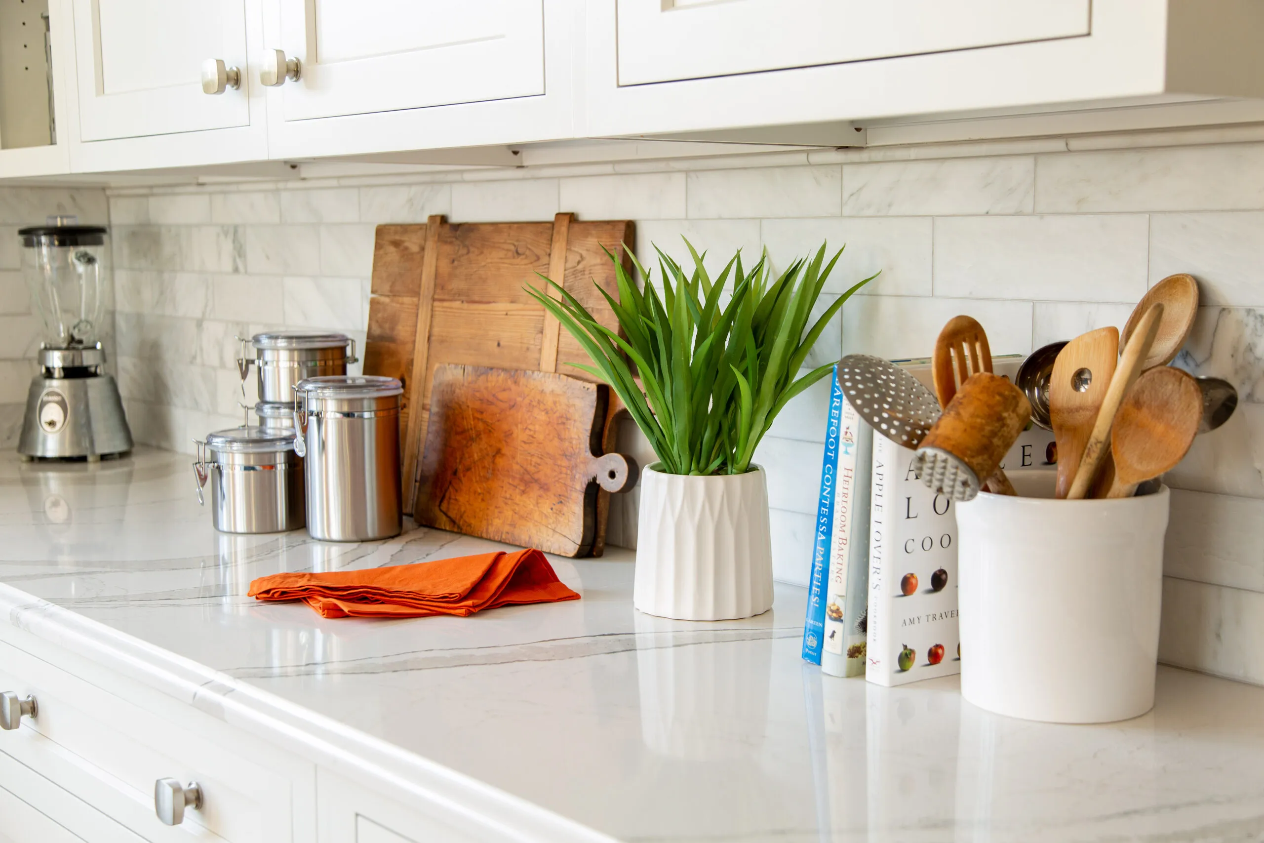tile and grout backsplash in a kitchen that needs to be cleaned