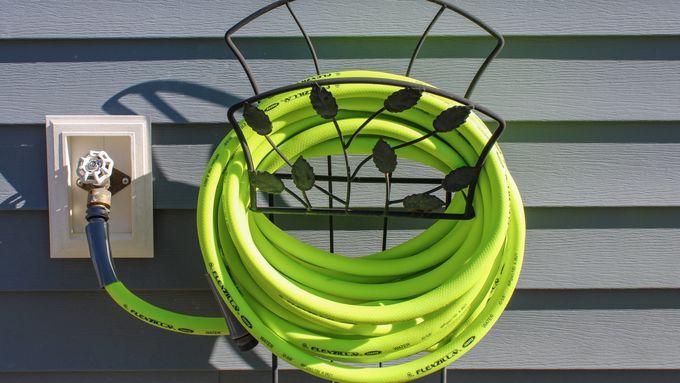 6 Best Garden Hoses (2023 Guide) lead image.