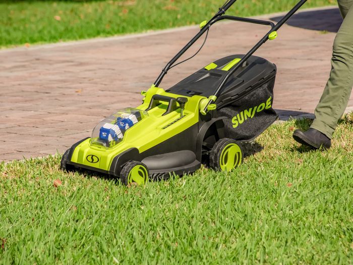 best_electric_lawn_mower_panel