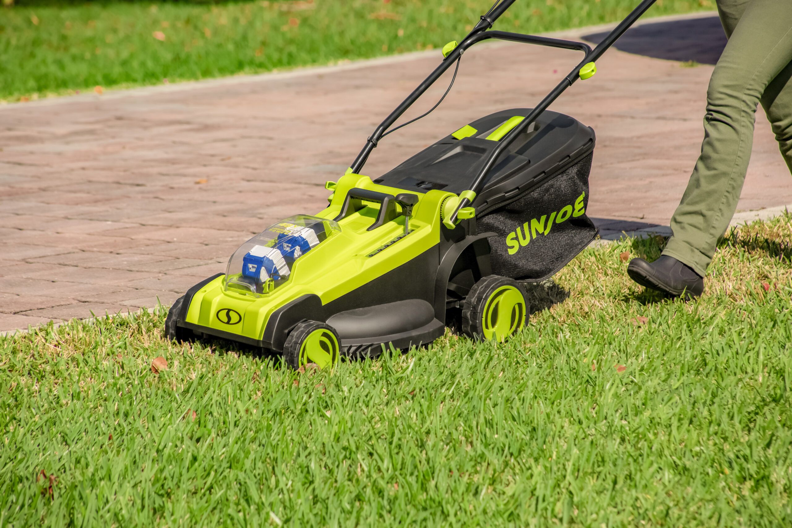 Black & Decker Lawn Mowers - Charging and Storing Batteries 