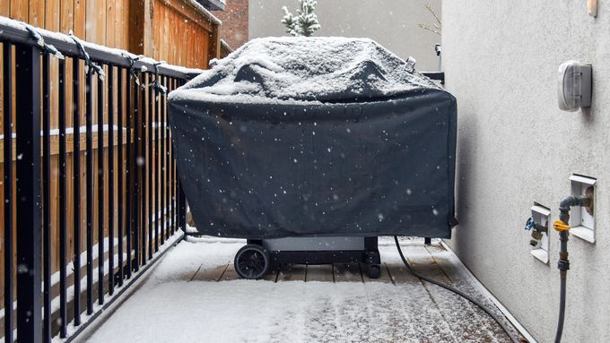 a grill during the winter with snow on top of it