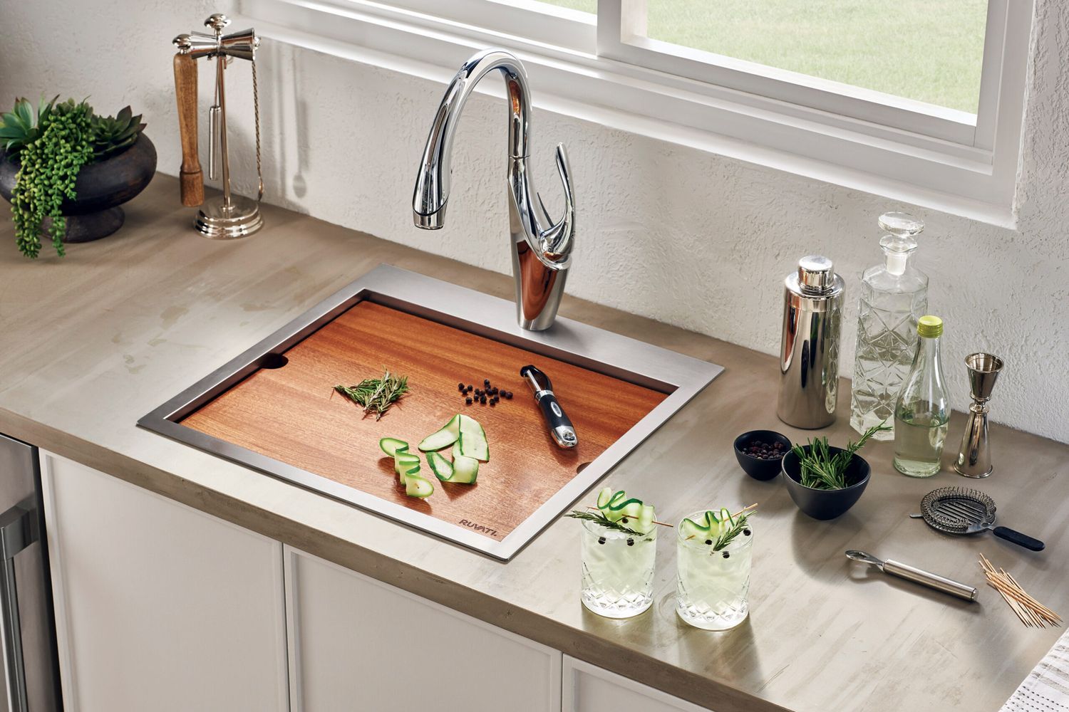 0122_IF_KBIS_Ruvati_Siena_21x20_RV_Workstation_Shot2_NoTalent_WoodBoard_Props