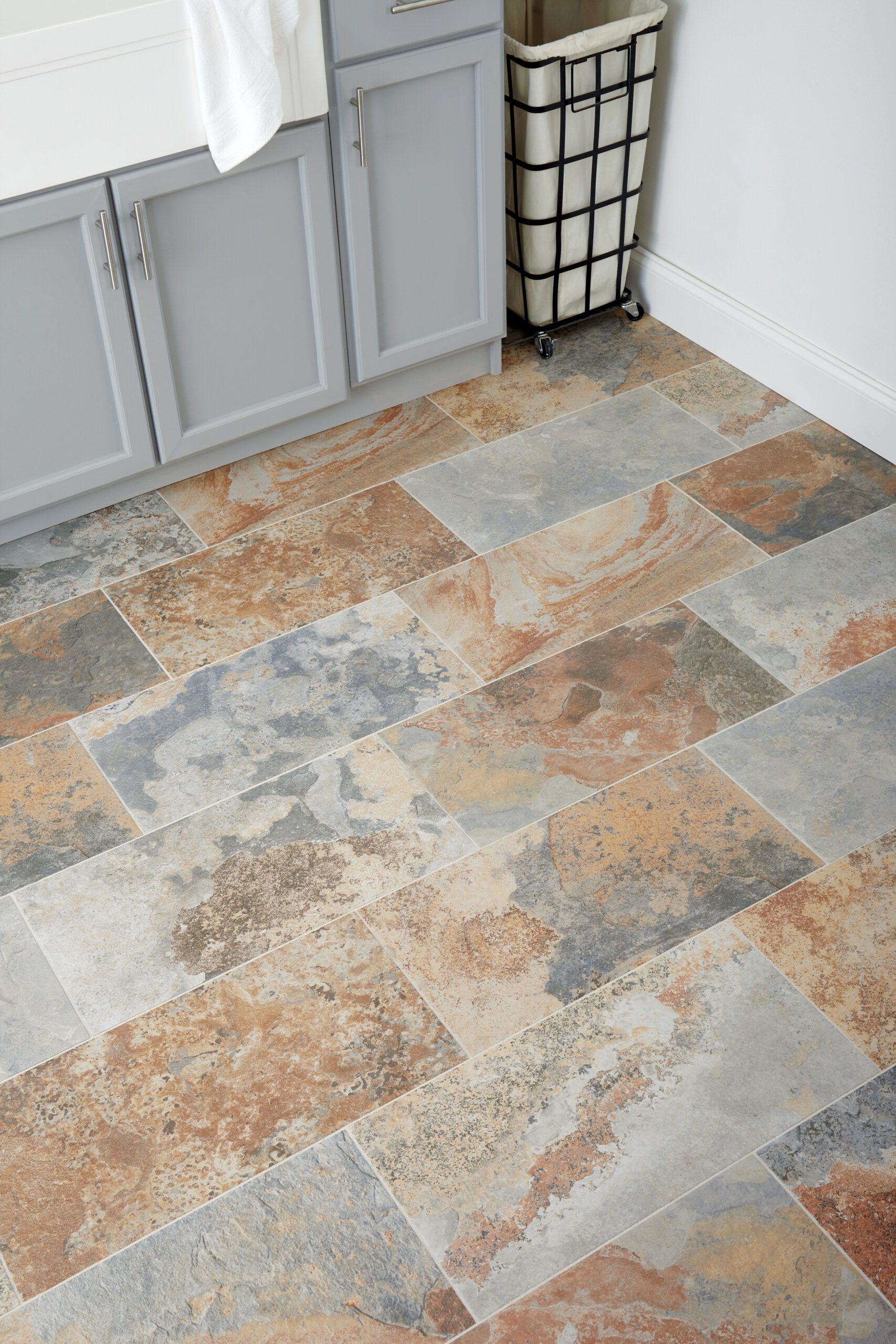 Large tiles without grout: continuous flooring