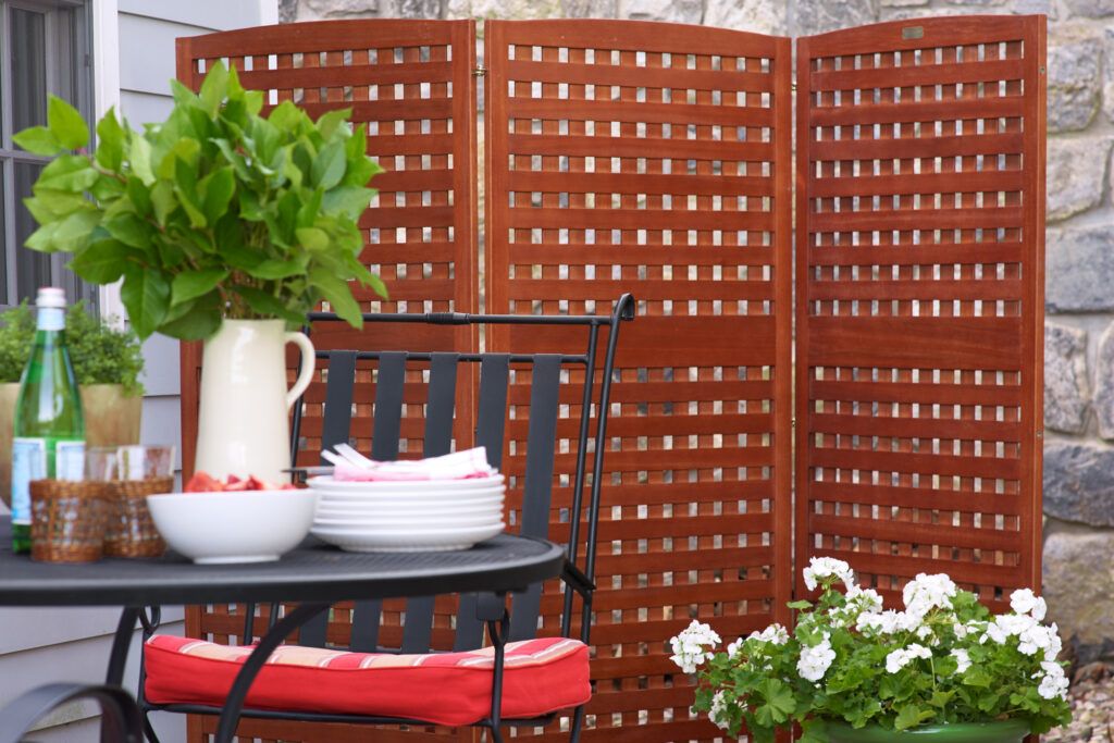 An image of a foldable lattice screen for backyard privacy.