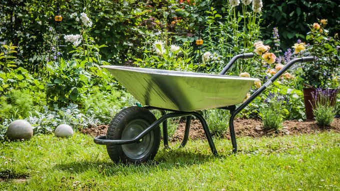 iStock_464975704_how_to_fix_flat_wheelbarrow_tire